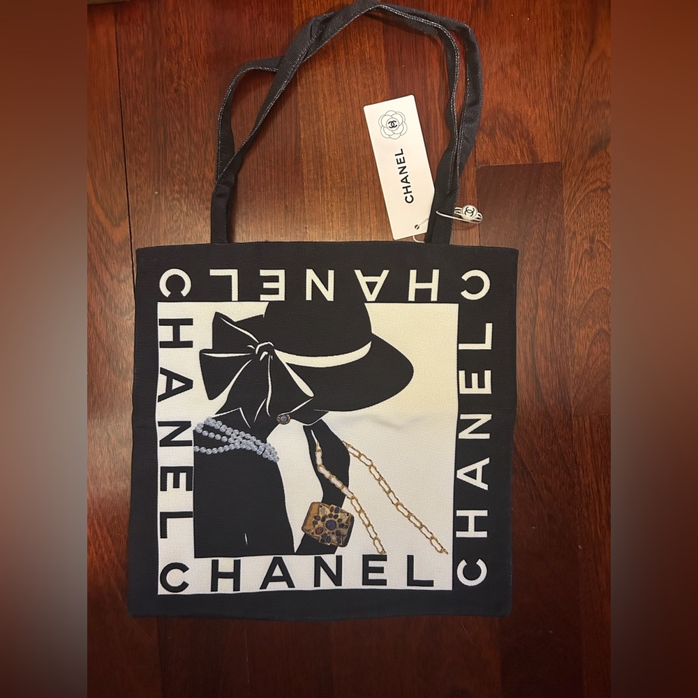 NIB Chanel Elegant Black and White Tote Bag Snap Closure